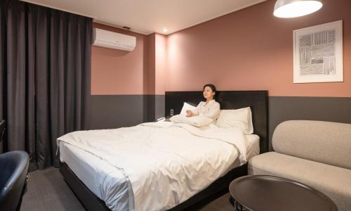 Postel nebo postele na pokoji v ubytování Cheongju Hotel Dictionary