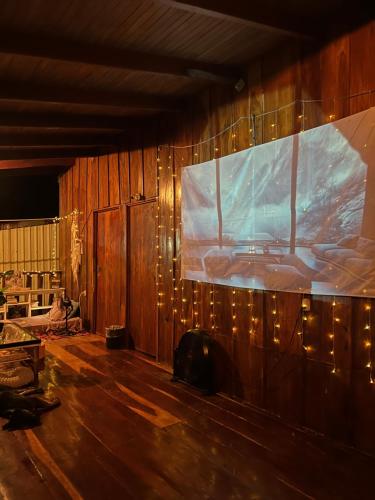 TV a/nebo společenská místnost v ubytování Woodstock Hostel