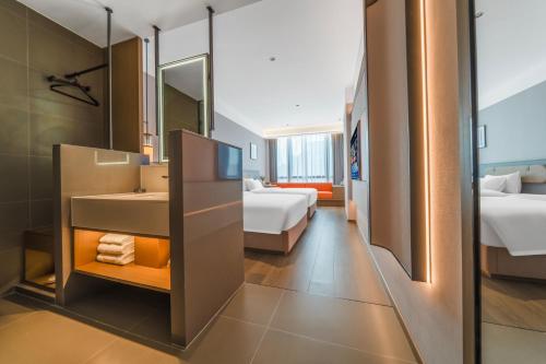 Uma cama ou camas num quarto em Yijiatu Hotel-Chongqing Shapingba High-speed Railway Station Sanxia Square Branch