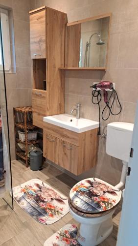 Kúpeľňa v ubytovaní Sandras Ferienhaus Bungalow Sonnenalm