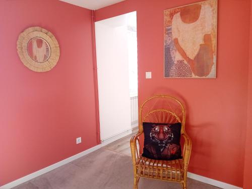 a chair with a pillow in a room with red walls at Au bord de l'eau Salles sur Cerou in Salles