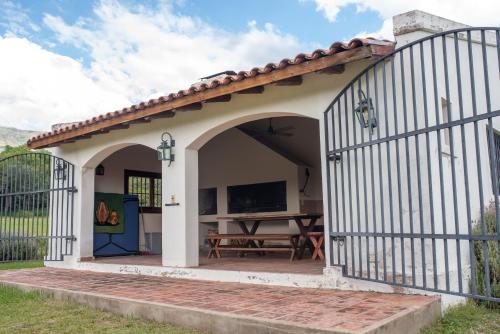 a patio with a gate and a table in a yard at La Casita en La Juni in San Javier