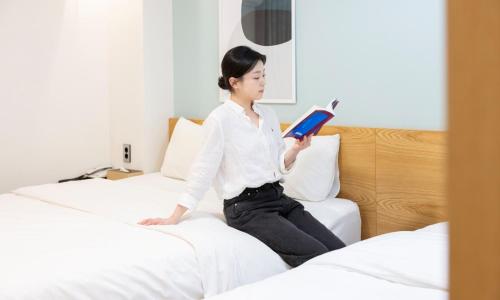 Postel nebo postele na pokoji v ubytování Cheongju Hotel Dictionary