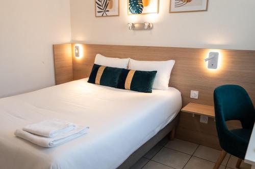 une chambre d'hôtel avec un lit et une chaise dans l'établissement Villa Hotel, à Poilly-lez-Gien