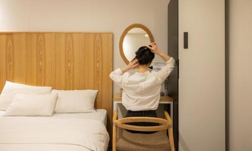 Postel nebo postele na pokoji v ubytování Cheongju Hotel Dictionary
