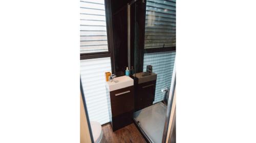 Un baño de Alpaca Tiny House with Vineyard Lakeside by Tiny Away