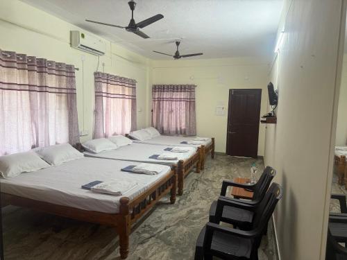 Una cama o camas en una habitación de Urban Nest Manipal