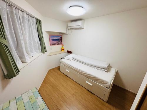 Ein Bett oder Betten in einem Zimmer der Unterkunft 东京池袋城市住宿-Ikebukuro Urban Stay