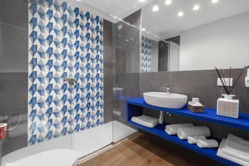 Un baño con lavabo, inodoro y bañera. en Apartment downtown, near Pompei Sorrento ,the sea, en Portici