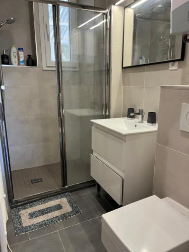 une salle de bain avec douche et lavabo dans l'établissement Sea View Nice Port Appartment, à Nice