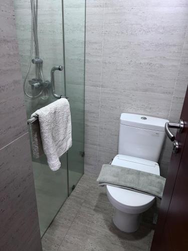 Koupelna v ubytování Cozy, Fully Furnished, Great Location The Accent Bintaro Tangerang Selatan