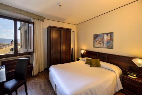 a hotel room with a bed and a window at Hotel Fonte Cesia in Todi