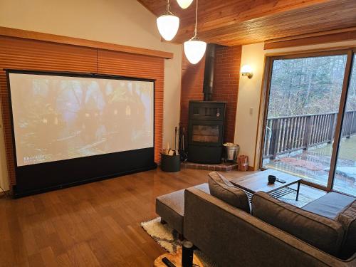 Televisyen dan/atau pusat hiburan di The Deck Villa KitaKaruizawa