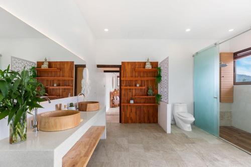 une salle de bain avec deux lavabos et un WC dans l'établissement Villa Ramdas - Maenam, à Ban Mae Nam