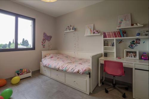 une chambre avec un lit, un bureau et une chaise dans l'établissement Maison Cambier, à Vedène