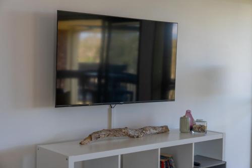Una televisión o centro de entretenimiento en 31 at Home - Absolute Beachfront