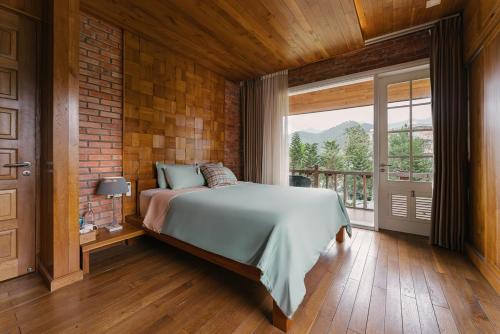 Ένα ή περισσότερα κρεβάτια σε δωμάτιο στο The Serenity 4Brs Villa Golf Course Tam Dao by SSens Homes
