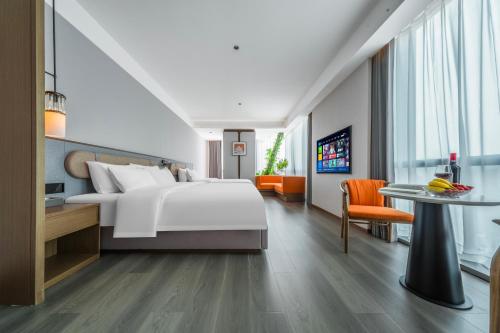 Uma cama ou camas num quarto em Yijiatu Hotel-Chongqing Shapingba High-speed Railway Station Sanxia Square Branch