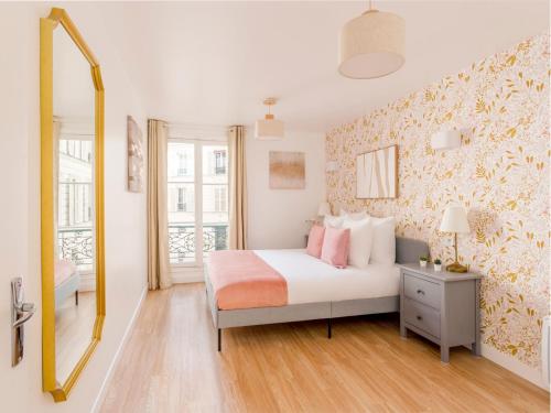 une chambre avec un lit et un miroir dans l'établissement Merveil Family Suite - Champs Elysees - Roosevelt, à Paris