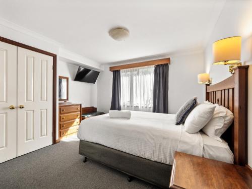 a bedroom with a large bed and a window at Marguerite Studio - central town & pool in Margaret River Town