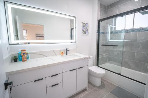 Ванная комната в Stylish Private Room by Downtown LA