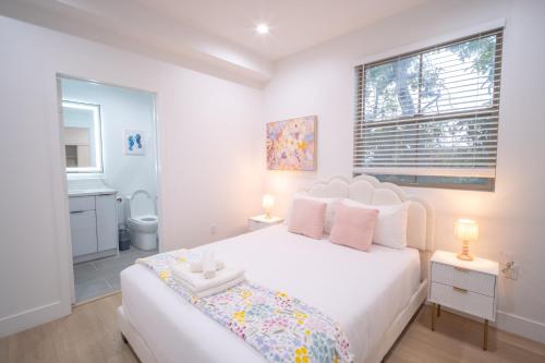 Кровать или кровати в номере Stylish Private Room by Downtown LA