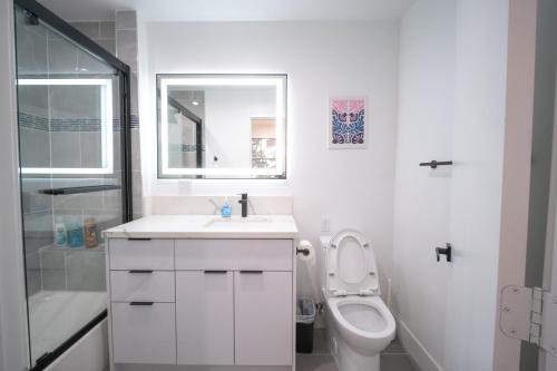 Ванная комната в Stylish Private Room by Downtown LA