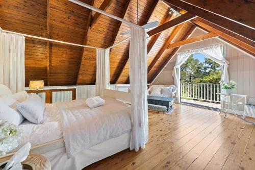 a bedroom with a bed and a wooden ceiling at South Haven in Upper Kangaroo River