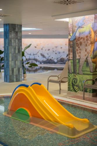 Hotel Atlantis Wellness & Conferenceの敷地内または近くにあるプール
