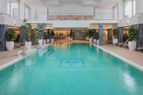 Hotel Atlantis Wellness & Conferenceの敷地内または近くにあるプール
