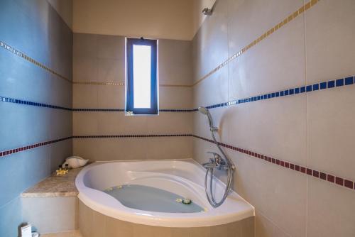 Bilik mandi di Istros Villas - with Pools, BBQ & Heated Spa Whirlpools, By ThinkVilla