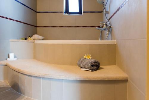 Bilik mandi di Istros Villas - with Pools, BBQ & Heated Spa Whirlpools, By ThinkVilla