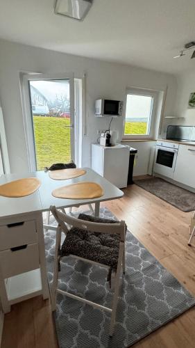 a living room with a table and a kitchen at Apartment Balingen City in Balingen