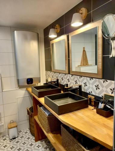 une salle de bain avec deux lavabos et deux miroirs dans l'établissement Elegant Duplex, pool and beach, à Roquebrune-sur Argens