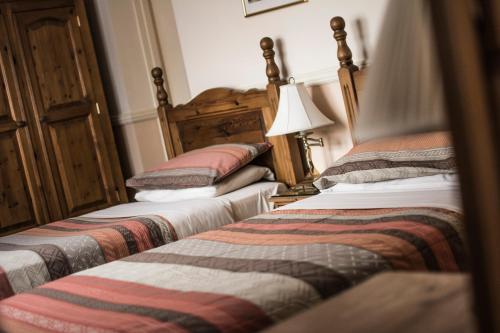 Un pat sau paturi într-o cameră la The New Inn