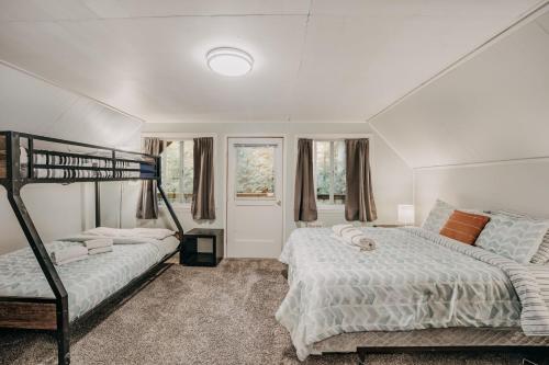 une chambre avec deux lits et un lit superposé dans l'établissement Snowline Cabin 49 - A Newly Remodeled Cabin Perfect for Your Family Retreat, à Deming