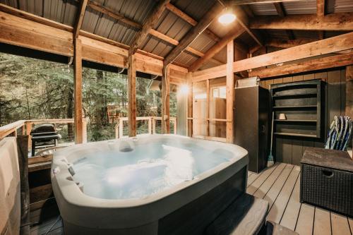 Cette chambre dispose d'une grande baignoire et de plafonds en bois. dans l'établissement Snowline Cabin 49 - A Newly Remodeled Cabin Perfect for Your Family Retreat, à Deming