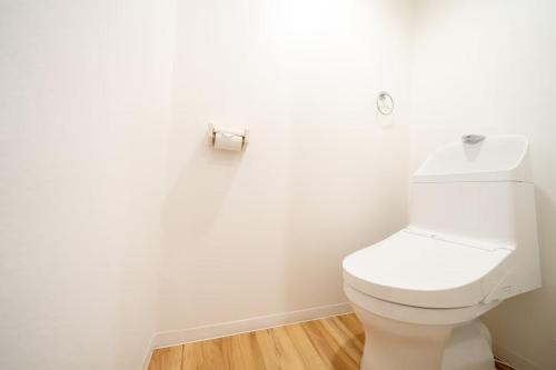 a bathroom with a white toilet in a room at 要町公寓,无电梯 in Tokyo