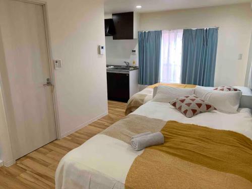 a hotel room with two beds and a kitchen at 要町公寓,无电梯 in Tokyo