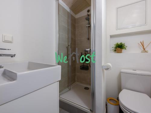 une salle de bain avec une douche, un lavabo et des toilettes dans l'établissement Atypical studio central, à La Rochelle