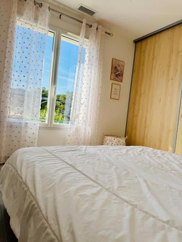 une chambre avec un lit blanc et une fenêtre dans l'établissement Villa San Peire Private pool close sea, à Roquebrune-sur Argens