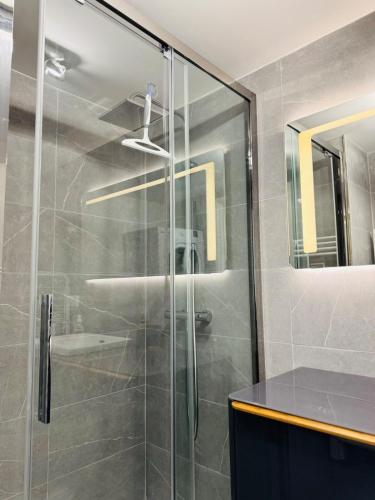 une douche avec une porte vitrée dans une salle de bain dans l'établissement Villa San Peire Private pool close sea, à Roquebrune-sur Argens