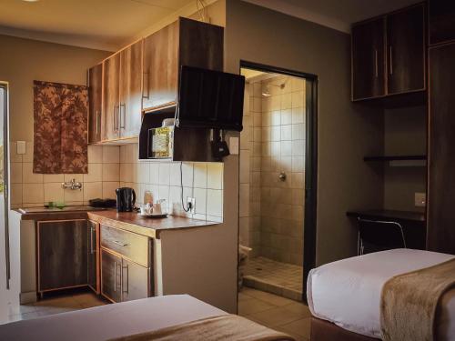 PW Heights Private Guest Houseにあるキッチンまたは簡易キッチン