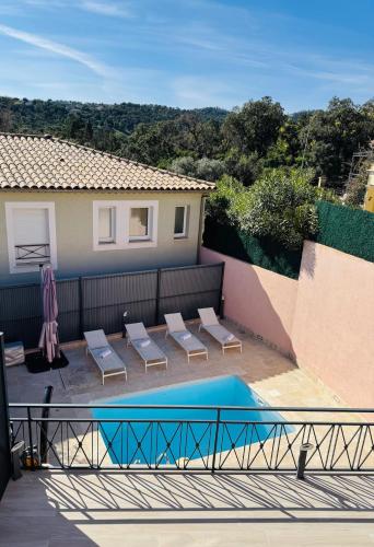 une terrasse avec des chaises et une piscine dans une maison dans l'établissement Villa San Peire Private pool close sea, à Roquebrune-sur Argens