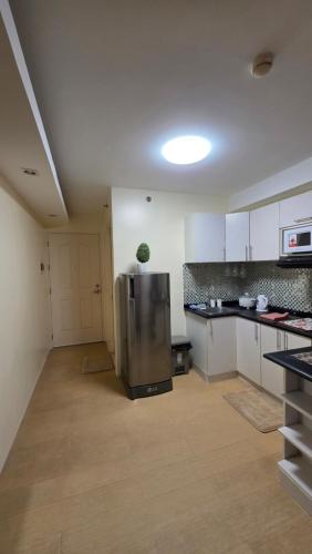 Una cocina o cocineta en Cozy Studio Apartment at Cebu IT Park