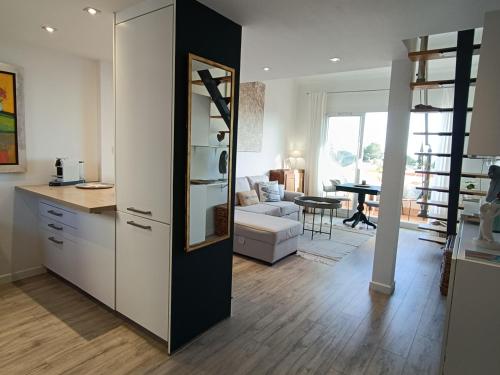 Il dispose d'une cuisine et d'un salon avec un réfrigérateur et une table. dans l'établissement Bleu d' Azur, 4 pers vue mer, gare et coeur de ville 20mn à pied, à Saint-Raphaël