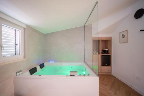 une baignoire dans une pièce avec une fenêtre dans l'établissement LU Heritage & Spa Palace, à Split
