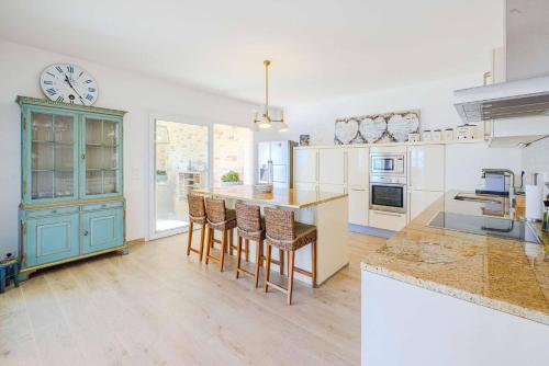 Dapur atau dapur kecil di Le Mas d'Azur - Villa d'exception avec vue panoramique sur la Baie des Anges