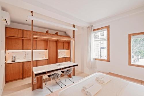 - une cuisine avec une table et deux chaises dans l'établissement Bel appartement dans le coeur de Bordeaux, à Bordeaux