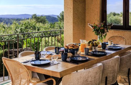 Photo de la galerie de l'établissement Villa l'Oasis - Superbe villa avec vue imprenable sur la mer et le Cap d'Antibes, à Tourrettes-sur-Loup
